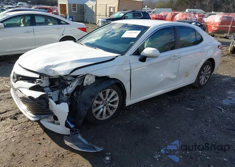 2018 Toyota Camry Le z USA, uszkodzony, nr VIN 4T1B11HK5JU080886